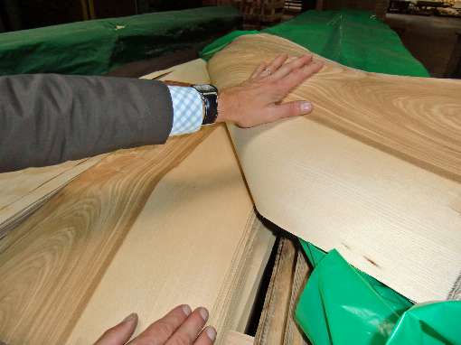 Photo 2: Wonderfully attractive: veneer. Photo: IFN/Furnierwerk Wehmeyer
